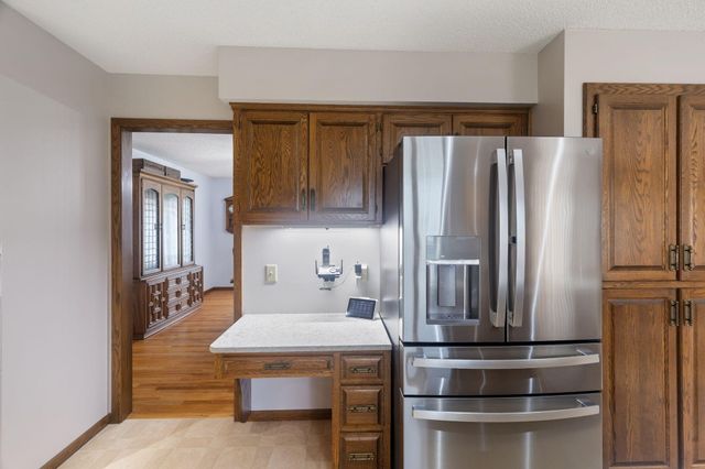 525 Sycamore Circle, Plymouth, MN 55441