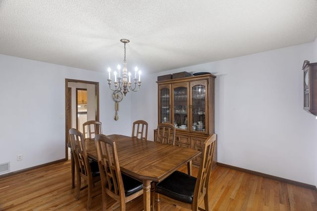 525 Sycamore Circle, Plymouth, MN 55441