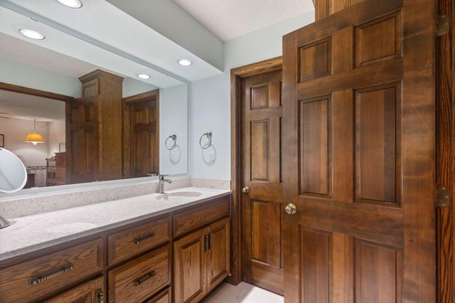 525 Sycamore Circle, Plymouth, MN 55441