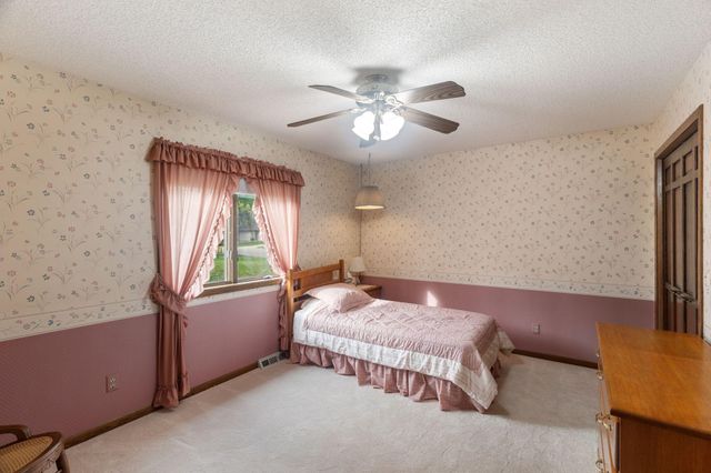 525 Sycamore Circle, Plymouth, MN 55441