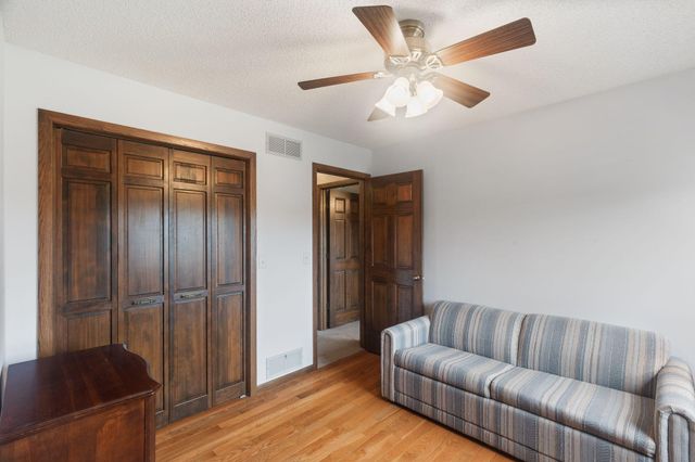 525 Sycamore Circle, Plymouth, MN 55441