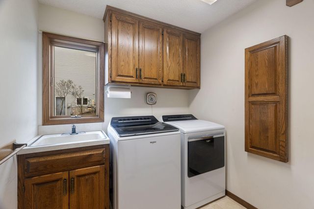 525 Sycamore Circle, Plymouth, MN 55441