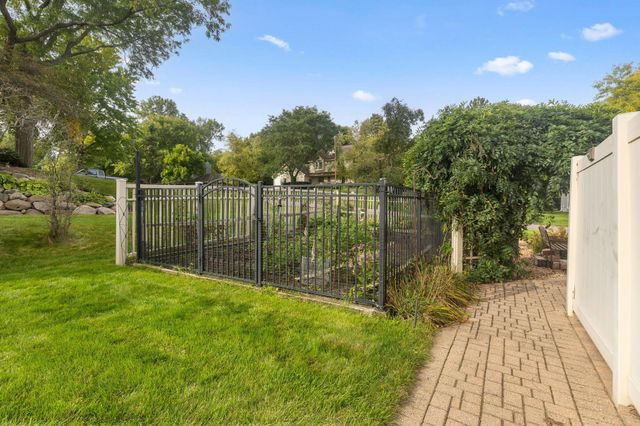 525 Sycamore Circle, Plymouth, MN 55441