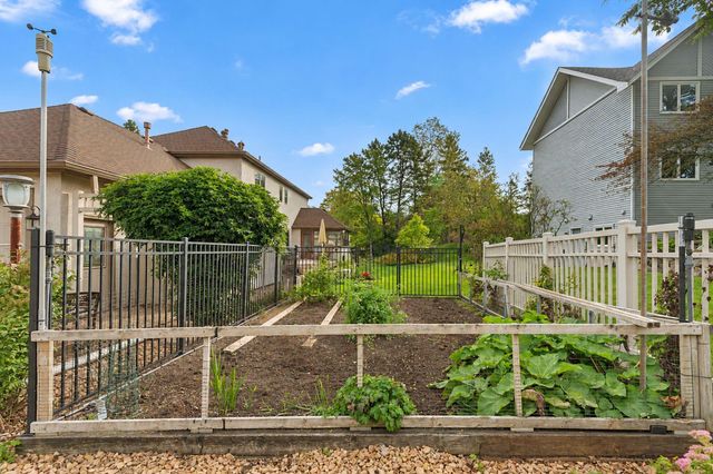 525 Sycamore Circle, Plymouth, MN 55441