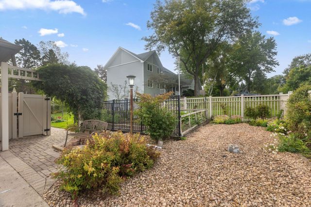 525 Sycamore Circle, Plymouth, MN 55441