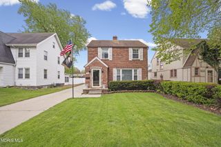 2724 Eastmoreland Drive, Oregon, OH 43616