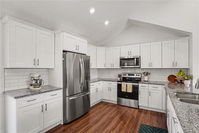 12634 Fountain Lake Circle, Grandview, MO 64030