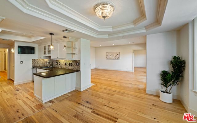 575 S Barrington Avenue 305, Los Angeles, CA 90049
