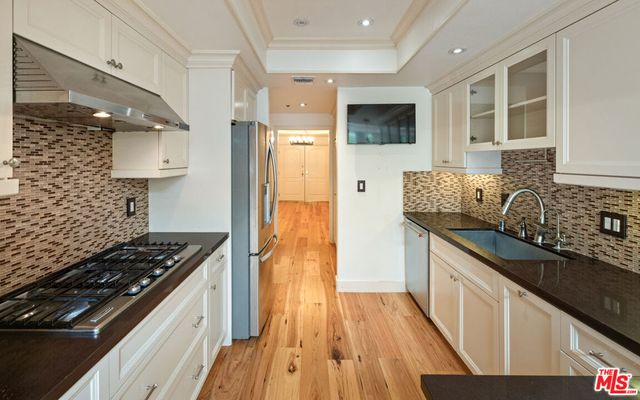 575 S Barrington Avenue 305, Los Angeles, CA 90049