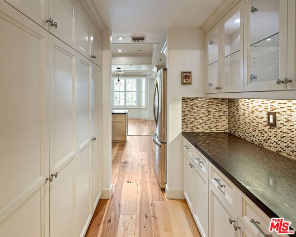 575 S Barrington Avenue 305, Los Angeles, CA 90049
