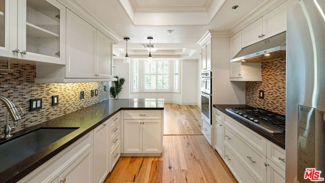 575 S Barrington Avenue 305, Los Angeles, CA 90049
