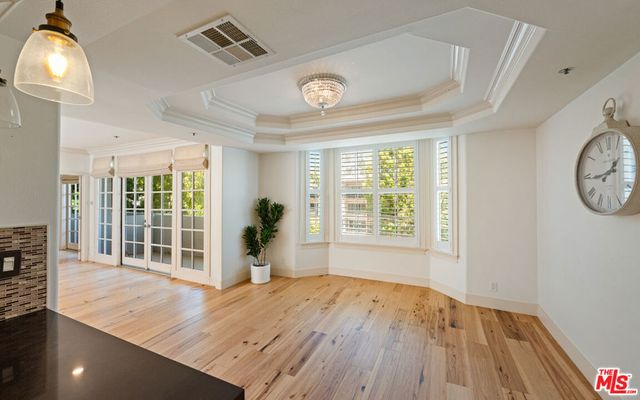 575 S Barrington Avenue 305, Los Angeles, CA 90049