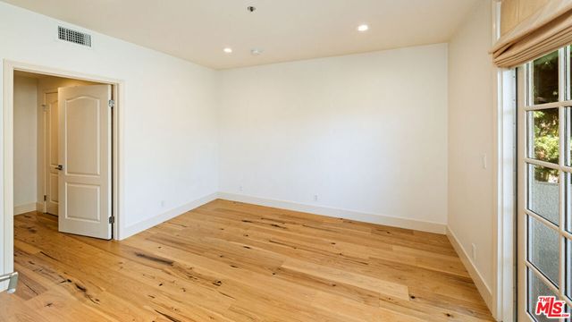 575 S Barrington Avenue 305, Los Angeles, CA 90049