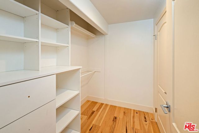 575 S Barrington Avenue 305, Los Angeles, CA 90049