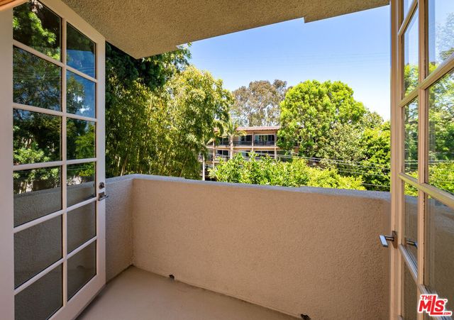 575 S Barrington Avenue 305, Los Angeles, CA 90049