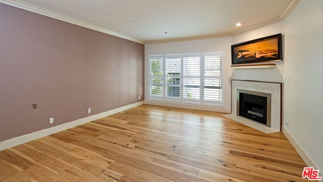 575 S Barrington Avenue 305, Los Angeles, CA 90049