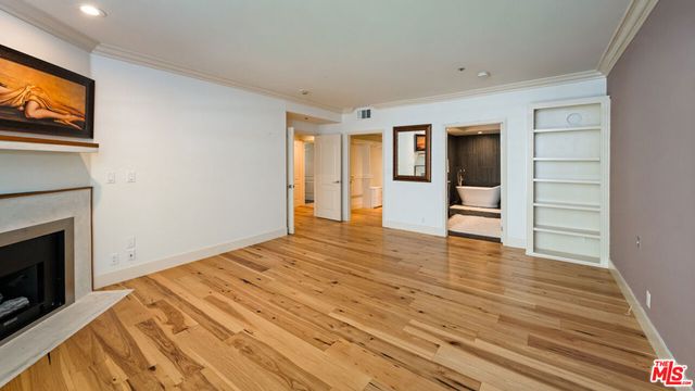 575 S Barrington Avenue 305, Los Angeles, CA 90049