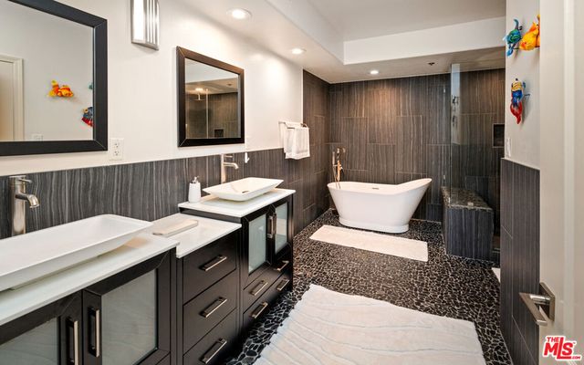 575 S Barrington Avenue 305, Los Angeles, CA 90049