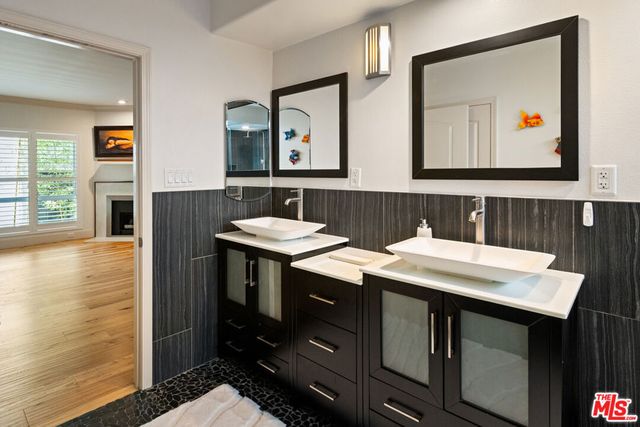 575 S Barrington Avenue 305, Los Angeles, CA 90049
