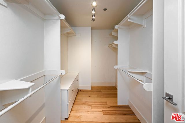 575 S Barrington Avenue 305, Los Angeles, CA 90049