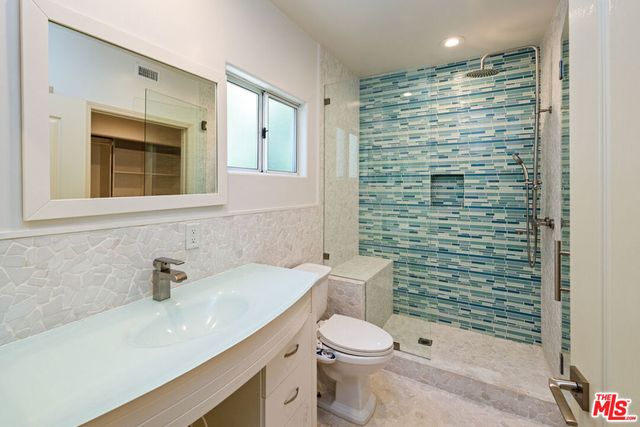 575 S Barrington Avenue 305, Los Angeles, CA 90049