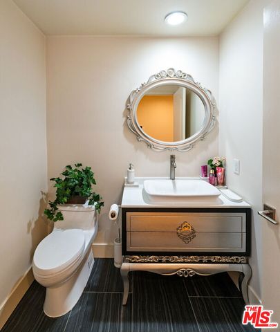 575 S Barrington Avenue 305, Los Angeles, CA 90049