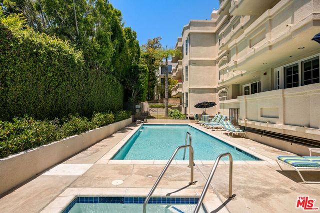 575 S Barrington Avenue 305, Los Angeles, CA 90049