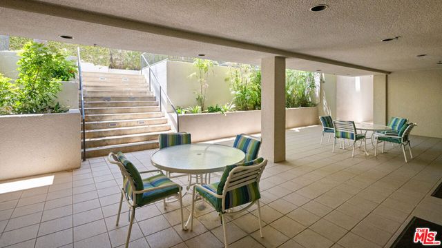 575 S Barrington Avenue 305, Los Angeles, CA 90049