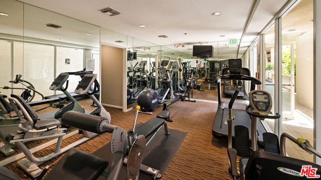 575 S Barrington Avenue 305, Los Angeles, CA 90049