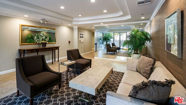 575 S Barrington Avenue 305, Los Angeles, CA 90049