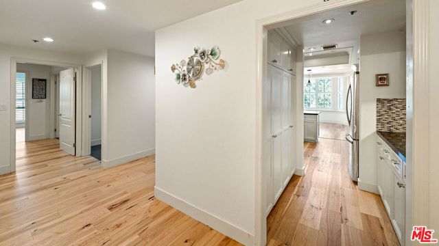 575 S Barrington Avenue 305, Los Angeles, CA 90049