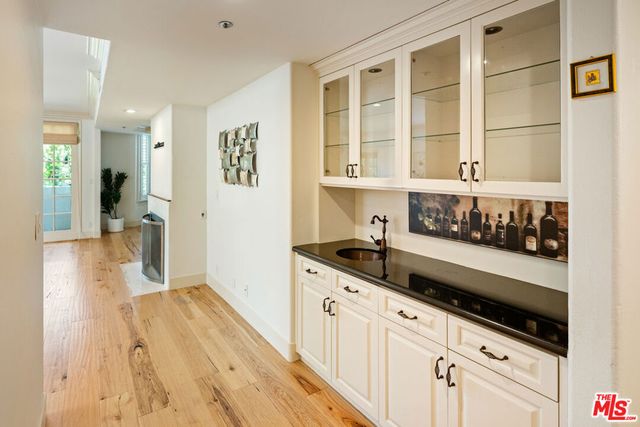 575 S Barrington Avenue 305, Los Angeles, CA 90049