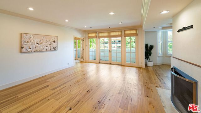 575 S Barrington Avenue 305, Los Angeles, CA 90049