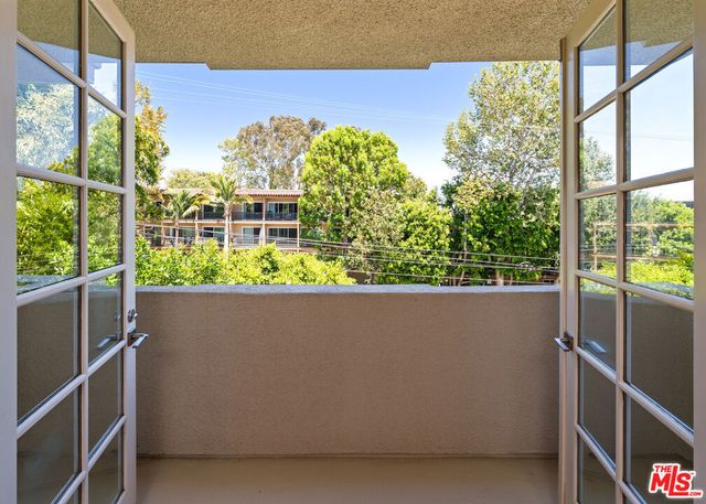 575 S Barrington Avenue 305, Los Angeles, CA 90049