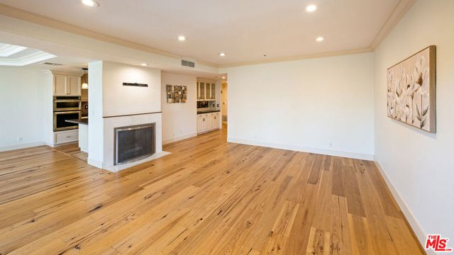 575 S Barrington Avenue 305, Los Angeles, CA 90049
