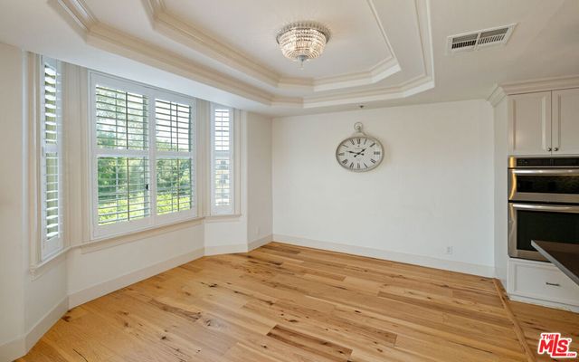 575 S Barrington Avenue 305, Los Angeles, CA 90049
