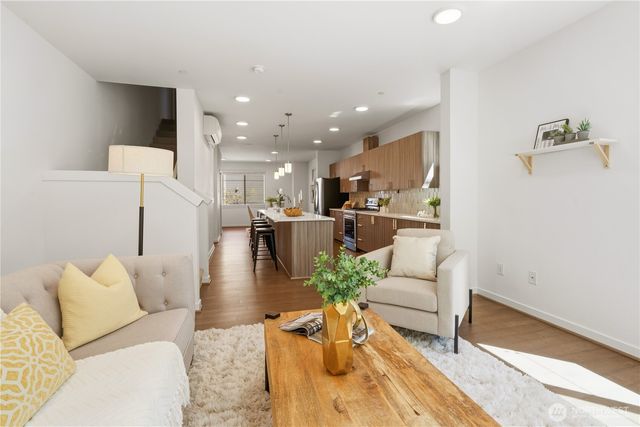 15865 NE 14th Road, Bellevue, WA 98008