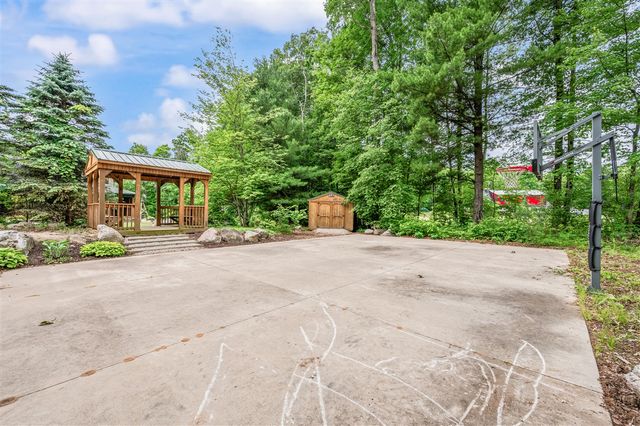 10810 Ingersoll Drive, Howard City, MI 49329