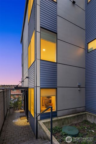1122 5th Avenue N, Seattle, WA 98109