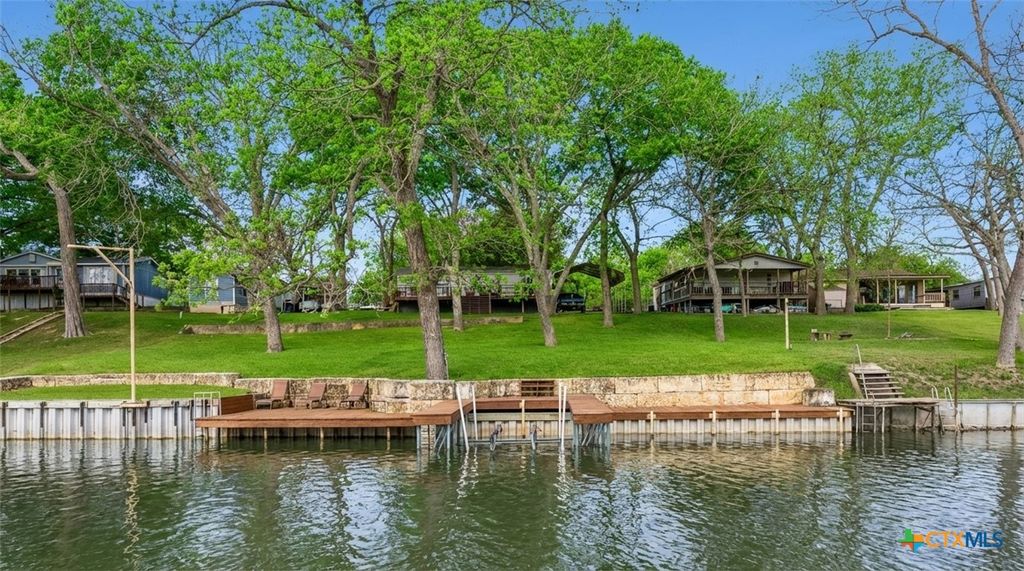 Image 2 of property listing at 344 Shangrila Lane, New Braunfels, TX 78130