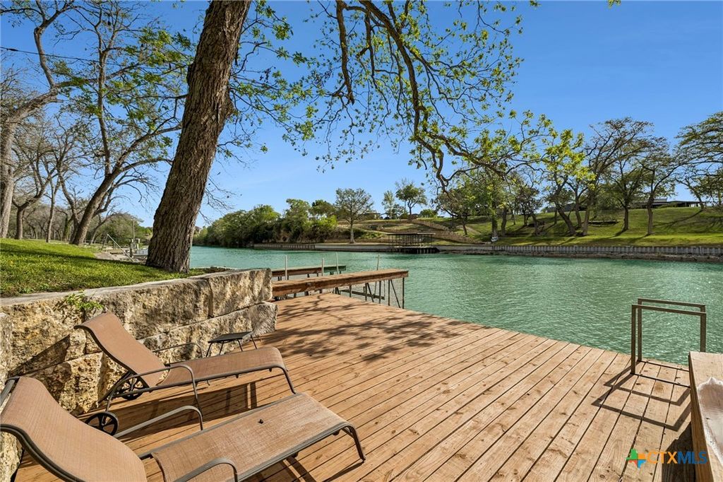 Image 6 of property listing at 344 Shangrila Lane, New Braunfels, TX 78130