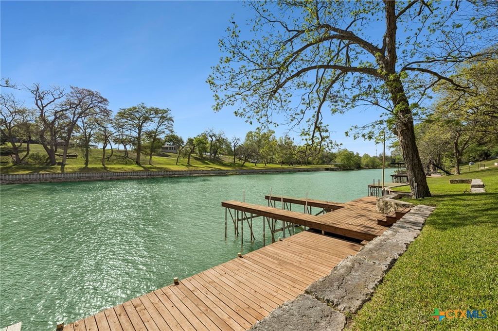 Image 8 of property listing at 344 Shangrila Lane, New Braunfels, TX 78130