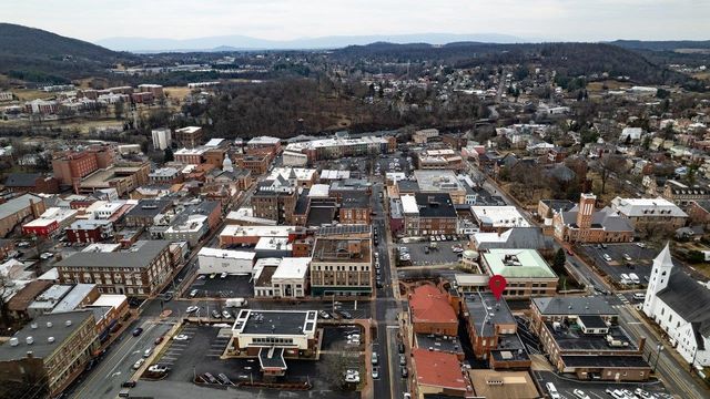 117 W Frederick St Apt 2, Staunton, VA 24401