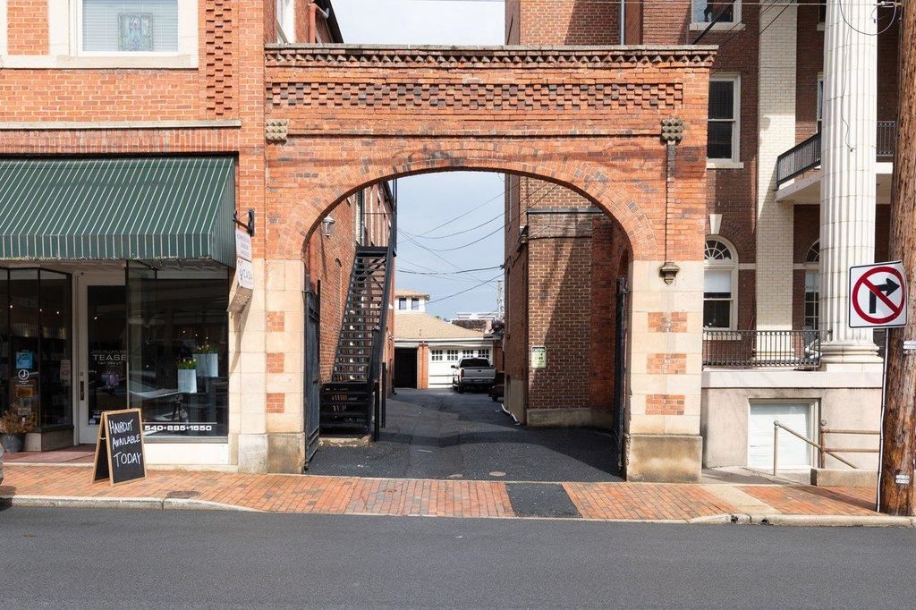 117 W Frederick St Apt 2, Staunton, VA 24401