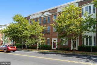 906 SLATERS LN, Alexandria, VA 22314