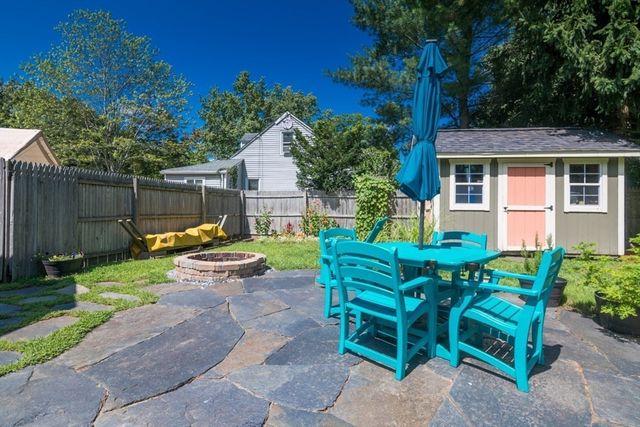 2 Lakeview Ave, Granby, MA 01033