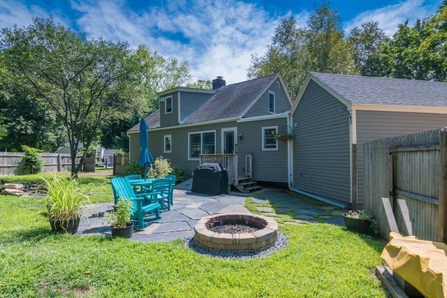 2 Lakeview Ave, Granby, MA 01033