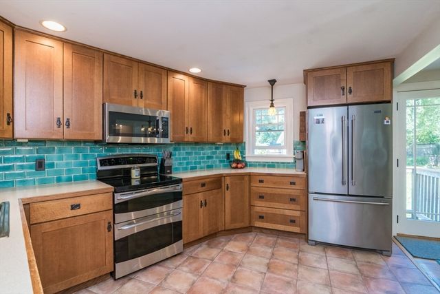 2 Lakeview Ave, Granby, MA 01033
