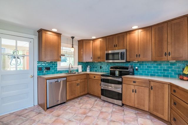 2 Lakeview Ave, Granby, MA 01033