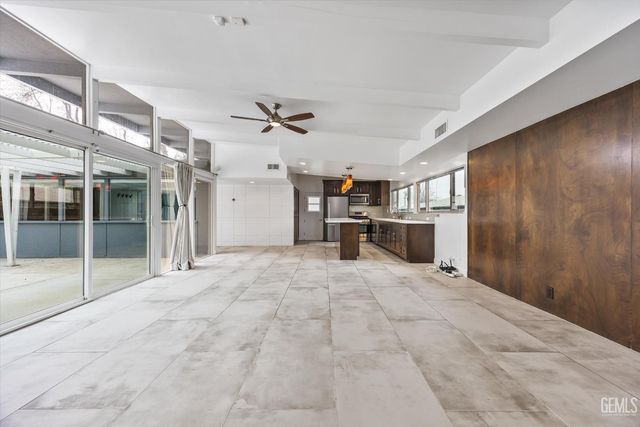 1815 Ridgewood Drive, Bakersfield, CA 93306